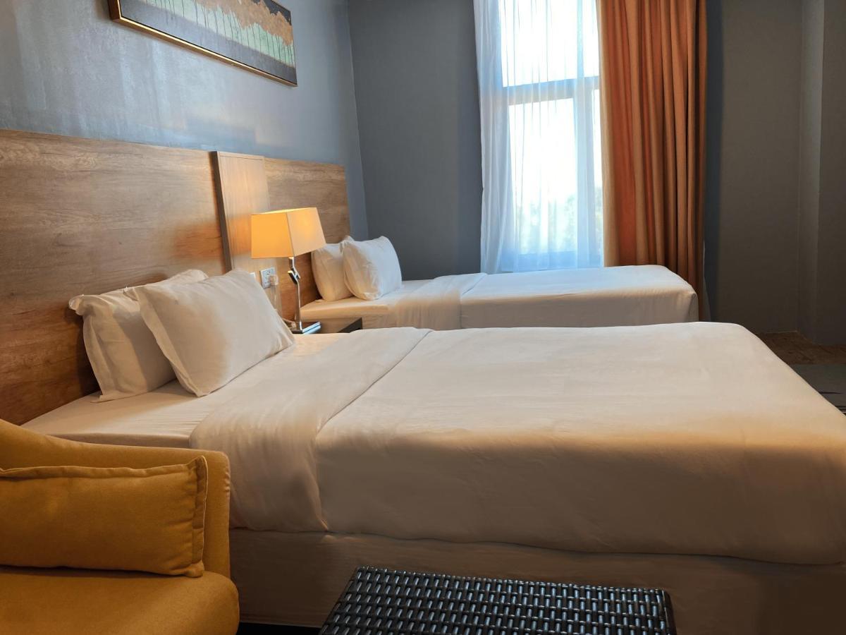 The Lanes Hotel Tutong Buitenkant foto